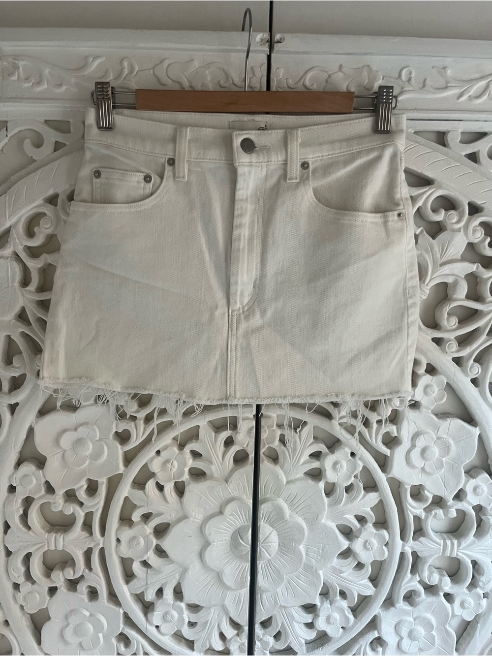 Aritzia Wilfred Free White Denim Mini Skirt Raw Hem Size 6 Cotton Stretch